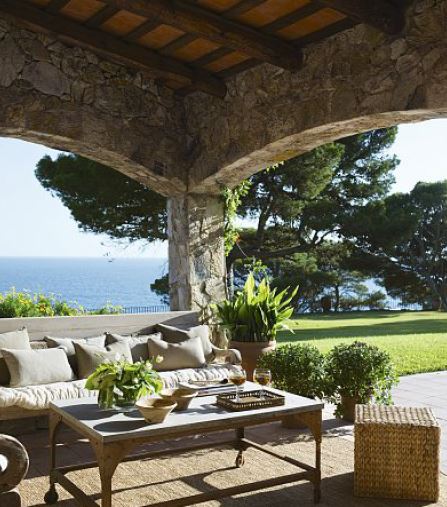 Luxurious villa, on the first line from the sea, in Platja de Aro (Costa Brava).