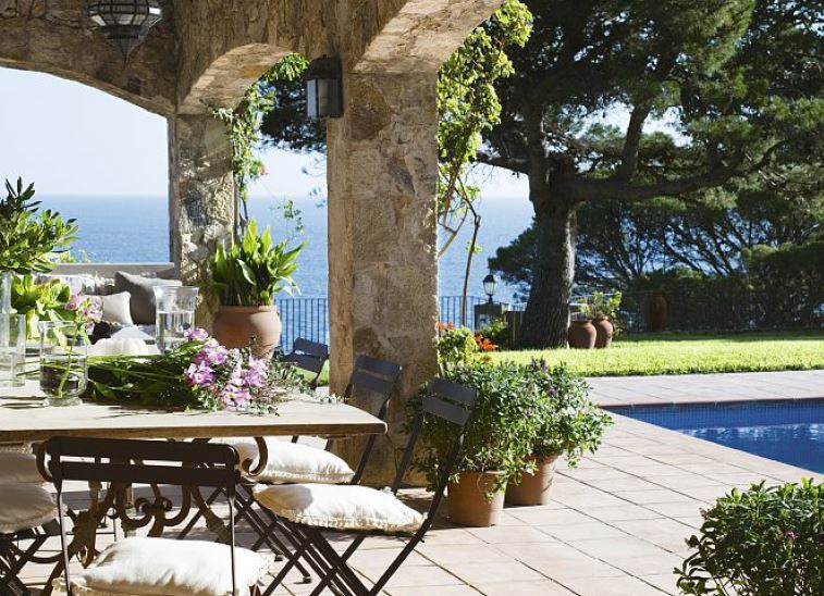 Luxurious villa, on the first line from the sea, in Platja de Aro (Costa Brava).