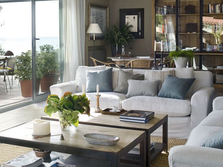 Luxurious villa, on the first line from the sea, in Platja de Aro (Costa Brava).