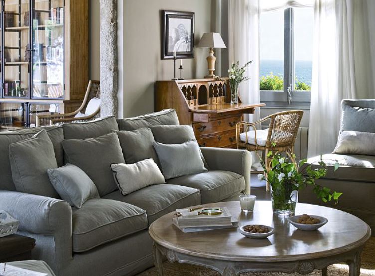 Luxurious villa, on the first line from the sea, in Platja de Aro (Costa Brava).