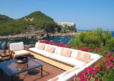 Luxurious villa, on the first line from the sea, in Sa Tuna.