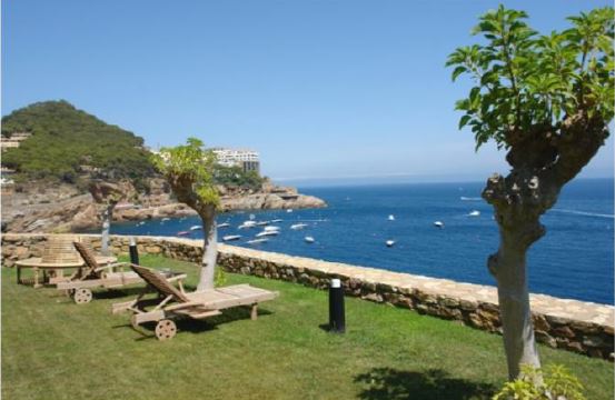 Luxurious villa, on the first line from the sea, in Sa Tuna.