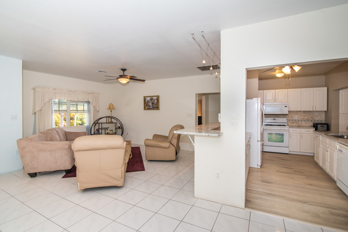 lowervalley-house-40-cayman-living-kitchenF GRAND CAYMAN’s Property