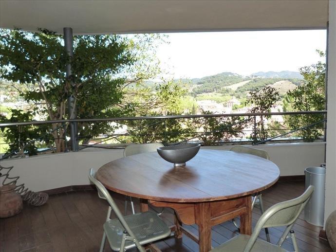 Luxurious villa, overlooking the sea and the mountains, in Alella.
