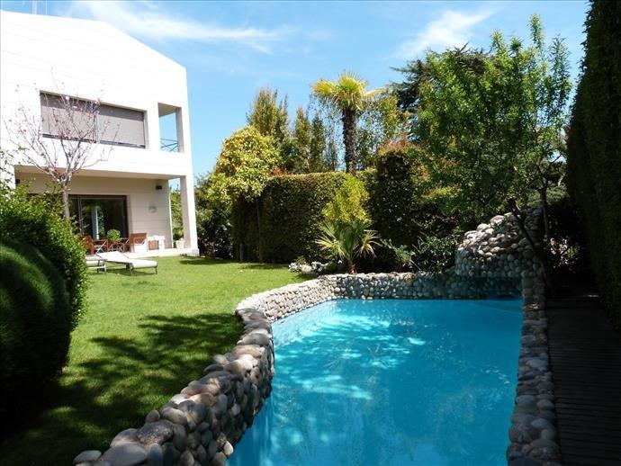 Luxurious villa, overlooking the sea and the mountains, in Alella.