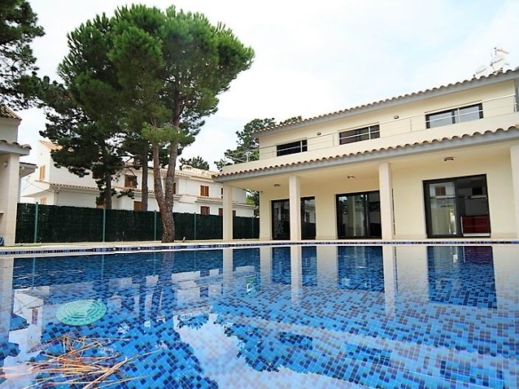 Luxury villa, overlooking the sea, on the Costa Brava (Sagaro).